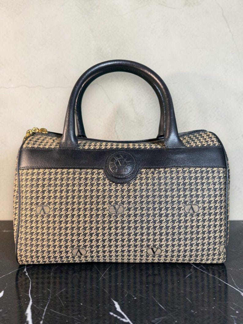 Bolso Valentino Garavani Vintage con logo de pata de gallo y ribete de cuero negro. Certificado de autenticidad. imagen 2
