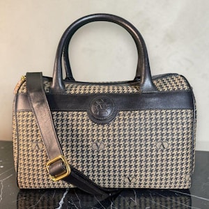 Bolso Valentino Garavani Vintage con logo de pata de gallo y ribete de cuero negro. Certificado de autenticidad. imagen 1