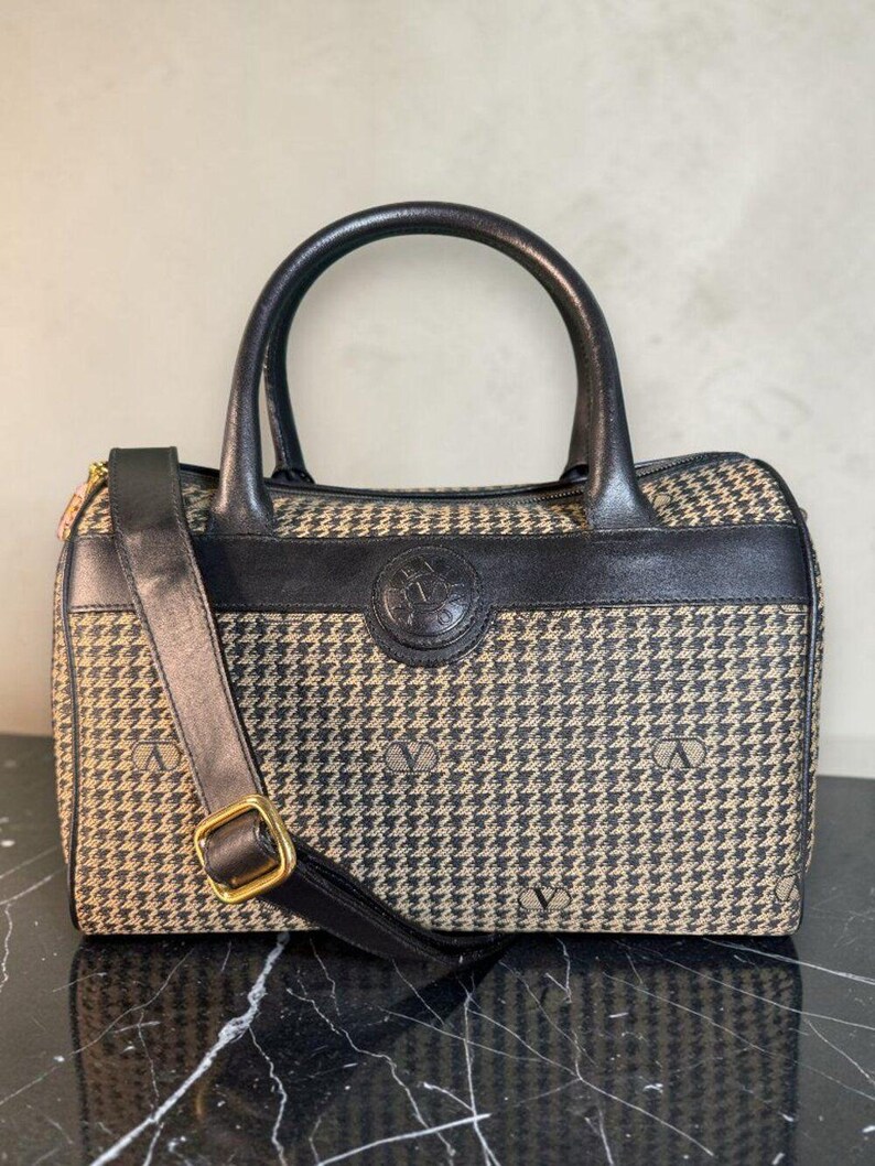 Bolso Valentino Garavani Vintage con logo de pata de gallo y ribete de cuero negro. Certificado de autenticidad. imagen 1