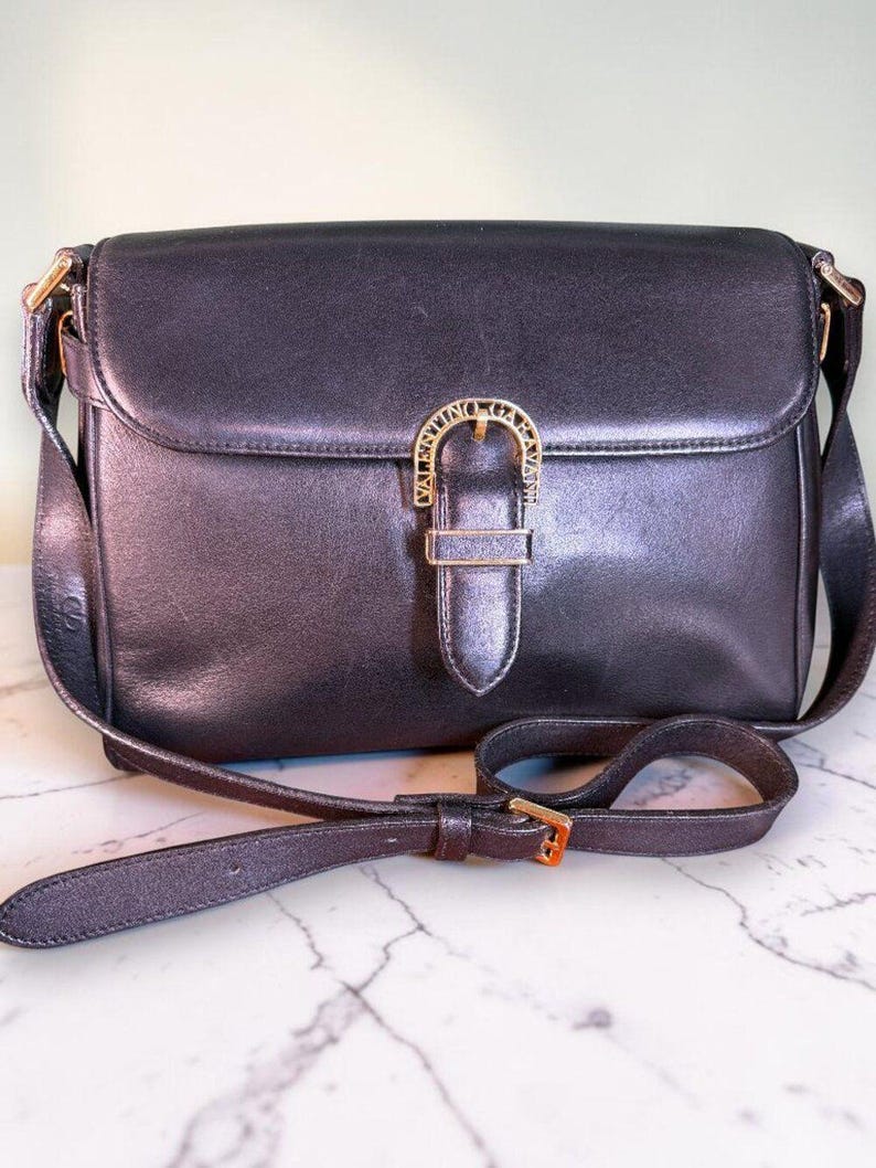 Valentino Garavani Vintage Leather Shoulder Bag w/Iconic Gold Logo Buckle & COA bild 15