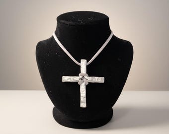 Collar con cruz de acero martillado hecho a mano estilo vaquero gitano