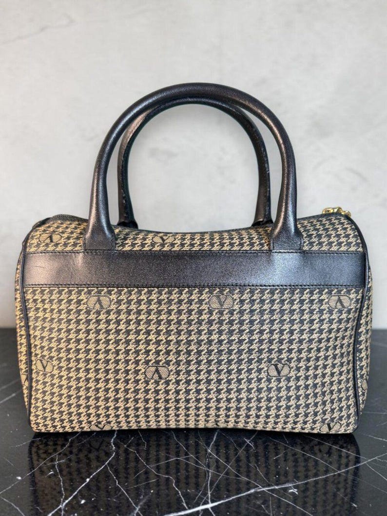 Bolso Valentino Garavani Vintage con logo de pata de gallo y ribete de cuero negro. Certificado de autenticidad. imagen 4