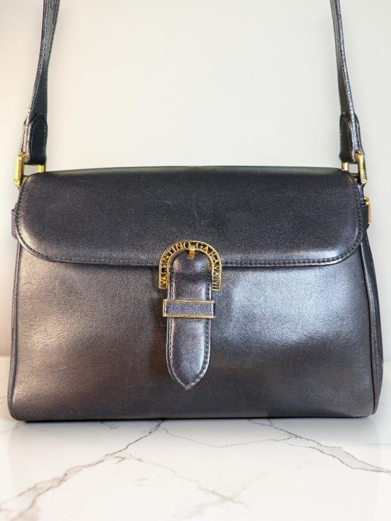 Valentino Garavani Vintage Leather Shoulder Bag w/Iconic Gold Logo Buckle & COA bild 3