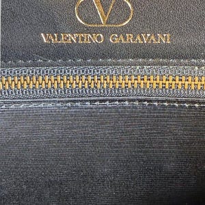 Valentino Garavani Vintage Leather Shoulder Bag w/Iconic Gold Logo Buckle & COA bild 12