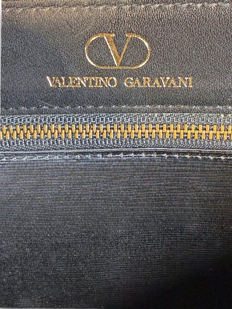 Valentino Garavani Vintage Leather Shoulder Bag w/Iconic Gold Logo Buckle & COA bild 12