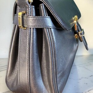 Valentino Garavani Vintage Leather Shoulder Bag w/Iconic Gold Logo Buckle & COA bild 5