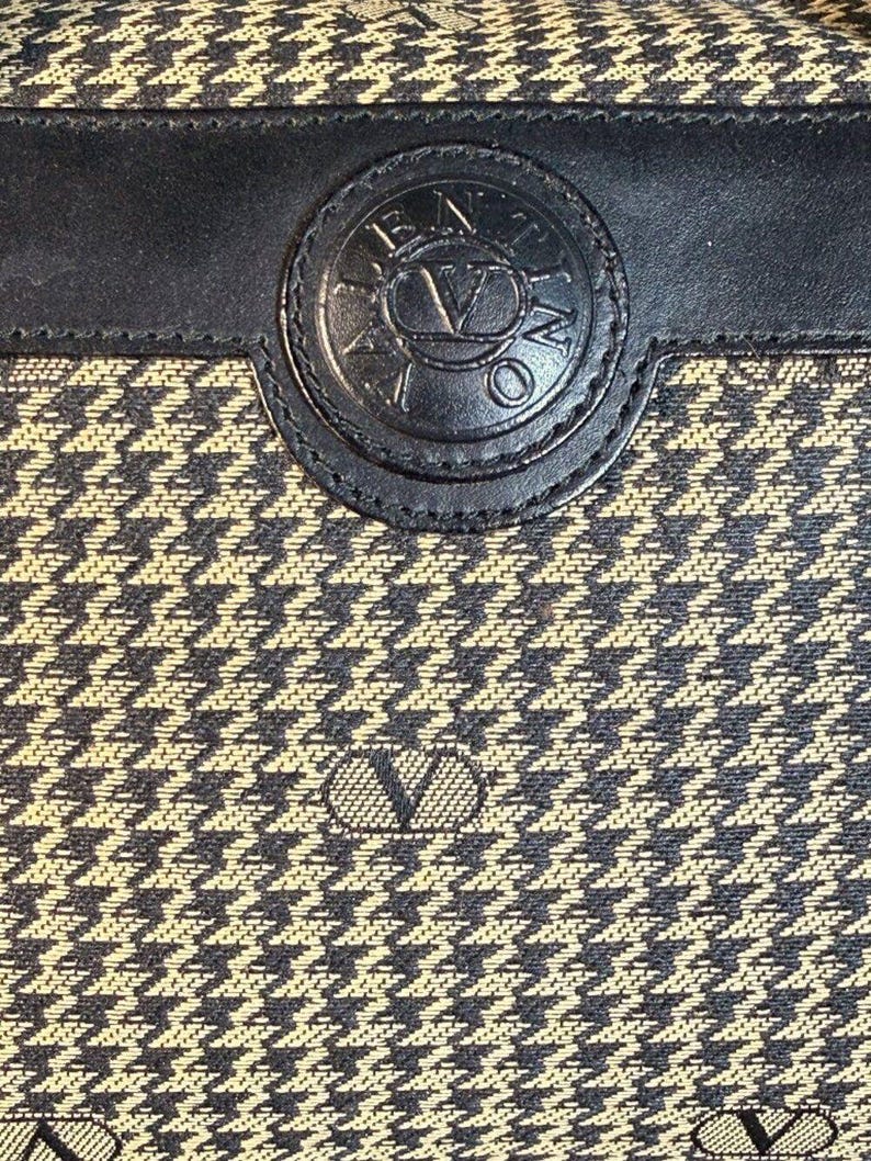 Bolso Valentino Garavani Vintage con logo de pata de gallo y ribete de cuero negro. Certificado de autenticidad. imagen 3