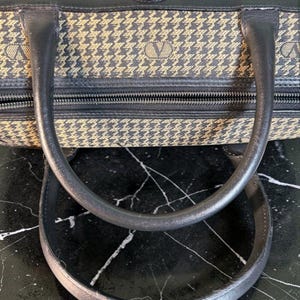 Bolso Valentino Garavani Vintage con logo de pata de gallo y ribete de cuero negro. Certificado de autenticidad. imagen 11
