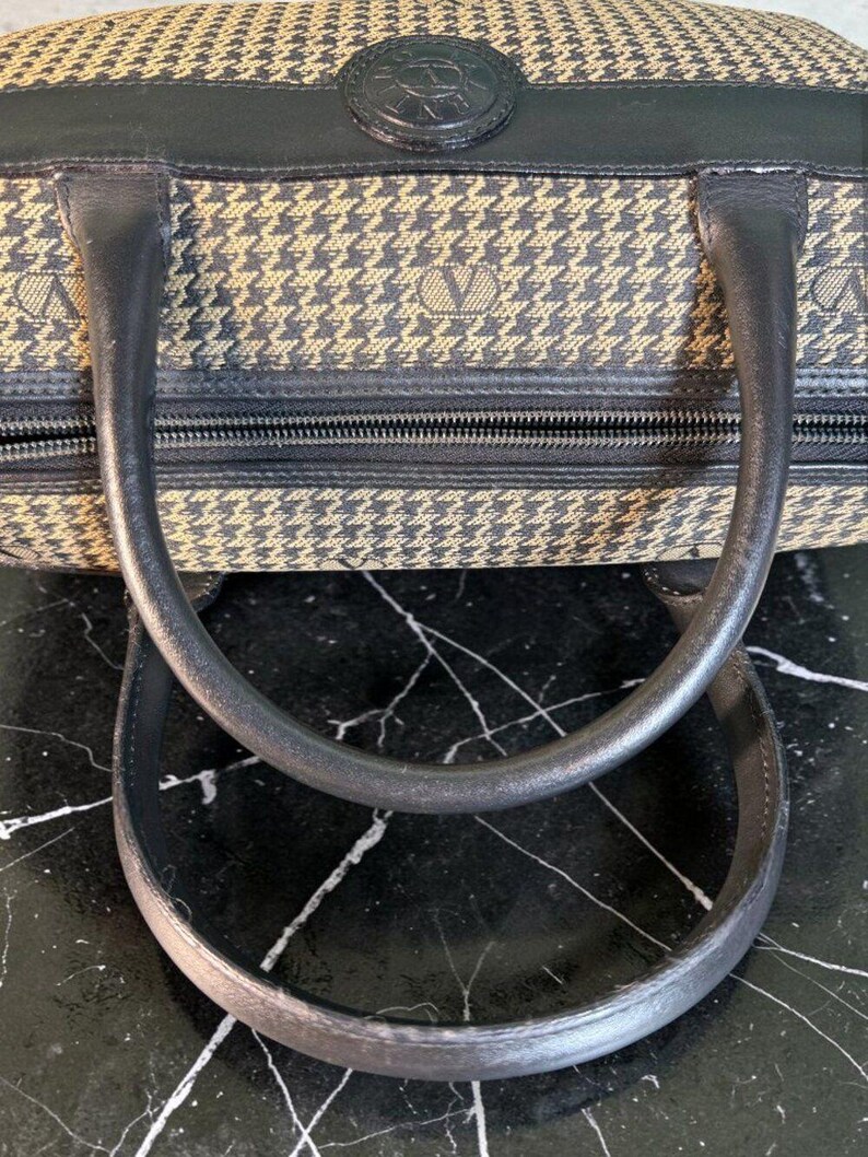 Bolso Valentino Garavani Vintage con logo de pata de gallo y ribete de cuero negro. Certificado de autenticidad. imagen 11