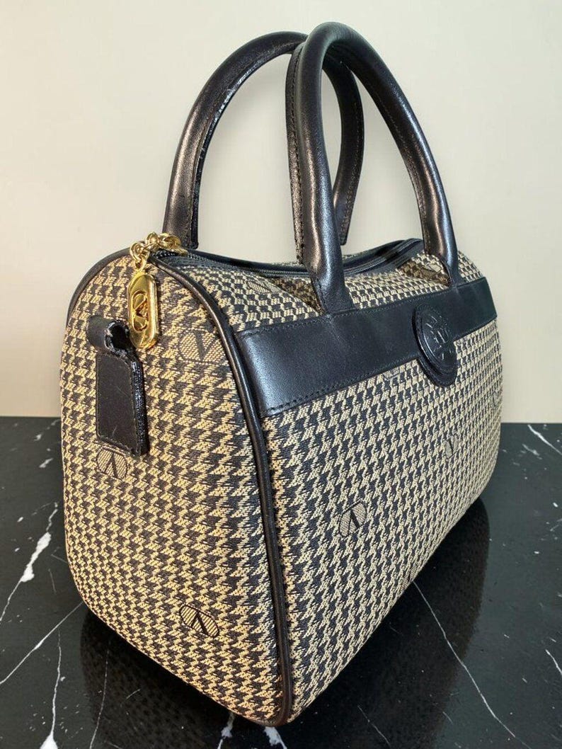 Bolso Valentino Garavani Vintage con logo de pata de gallo y ribete de cuero negro. Certificado de autenticidad. imagen 5