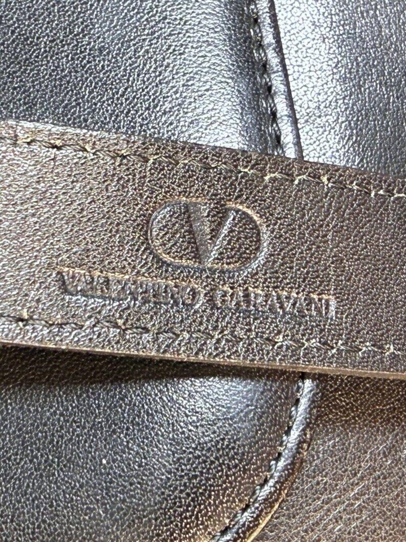Valentino Garavani Vintage Leather Shoulder Bag w/Iconic Gold Logo Buckle & COA bild 16