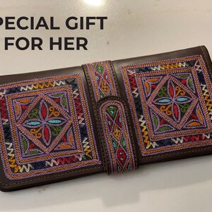 Balochi Artistry in Focus - Hand-Embroidered Leather Wallet for Women