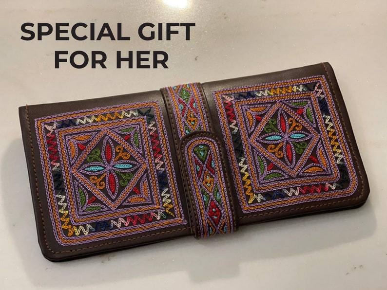 Balochi Artistry in Focus - Hand-Embroidered Leather Wallet for Women