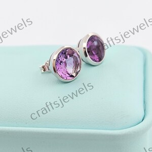 Pendientes de amatista morada natural de corte redondo en plata de ley 925. Joyas de amatista sencillas y elegantes. Piedra natal de febrero. Engaste en bisel.