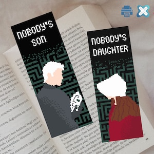 Op de afbeelding: Twee gepixelde bladwijzers in zwart en groen met de tekst "Nobody's Son" en "Nobody's Daughter" in wit. De bladwijzers tonen een gepixelde afbeelding van een hoofd en schouders van een persoon.