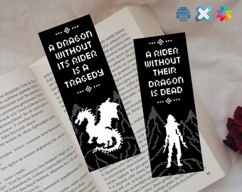 Puede incluir: Dos diseños de marcapáginas en blanco y negro con gráficos pixelados. El primer marcapáginas dice "Un dragón sin su jinete es una tragedia". El segundo marcapáginas dice "Un jinete sin su dragón está muerto".