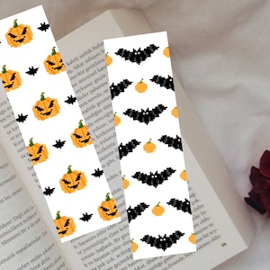 Puede incluir: Tres marcadores de libros con temática de Halloween con fondo blanco. Un marcador de libros presenta un patrón repetido de calabazas naranjas con ojos negros y un murciélago negro. El segundo marcador de libros presenta un patrón repetido de murciélagos negros con calabazas naranjas. El tercer marcador de libros presenta un patrón repetido de murciélagos negros con calabazas naranjas.