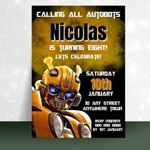 Può includere: Un invito di compleanno con un personaggio di robot giallo con occhi blu. Il testo recita "Calling all Autobots Nicolas is turning eight! Let's celebrate! Saturday 10th January 10 Any Street Anywhere Town RSVP Mommy 000 000 0000 by 1st January"