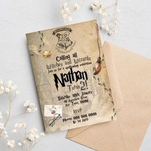 Könnte beinhalten: Eine Harry-Potter-Motto-Geburtstagseinladung mit braunem Hintergrund und einer Karte von Hogwarts. Die Einladung ist für Nathans 21. Geburtstag. Der Text lautet "Calling all Witches and Wizards Join us for a spellbinding celebration Nathan Turns 21 Saturday 10th January 10 Aarubete Street, Ar Town, 0000 RSVP Mummy 000 000 0000 By 1st April"