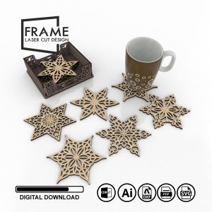 Pode incluir: Conjunto de seis  copos de apoio de madeira cortados a laser com um design de floco de neve. Os copos de apoio estão dispostos em forma de estrela em torno de uma caneca marrom. Os copos de apoio são vendidos como download digital nos formatos CDR, AI, DXF, PDF e SVG.