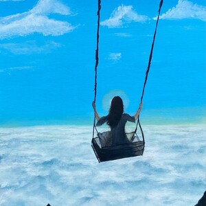 Puede incluir: Una pintura de una persona sentada en un columpio por encima de las nubes. El cielo es de un azul brillante con nubes blancas. La persona está silueteada contra el cielo, y el columpio está hecho de madera oscura.
