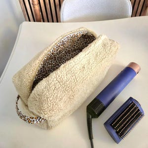 Borsa beige Sherpa Dyson Airwrap – Organizer per il trucco XXL con fodera leopardata