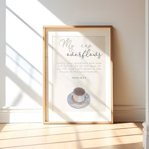 Może przedstawiać: Drukowany projekt dekoracji ściennej z przelewającą się filiżanką kawy i tekstem "My cup overflows." Tekst pod filiżanką brzmi "Surely your goodness and love will follow me all the days of my life, and I will dwell in the house of the Lord forever. Psalm 23:5-6"