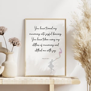 Psalm 30:11 Du har förvandlat min sorg till glädjedans | Bibelvers utskrivbar väggkonst med dansande damdesign | Skriftlig heminredning