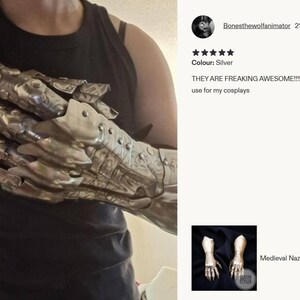Op de afbeelding: Een zilverkleurige, gearticuleerde metalen handschoen met gedetailleerde etsen en puntige vingersegmenten. De handschoen bedekt de hand en onderarm en vertoont een gesegmenteerd ontwerp met klinknagels en een metalen afwerking, gelabeld als Medieval Nazgul Etching Gloves Set Arm Protection.
