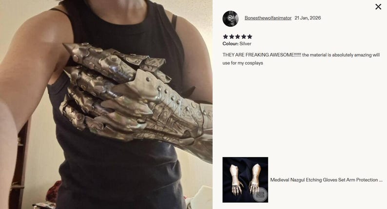 Op de afbeelding: Een zilverkleurige, gearticuleerde metalen handschoen met gedetailleerde etsen en puntige vingersegmenten. De handschoen bedekt de hand en onderarm en vertoont een gesegmenteerd ontwerp met klinknagels en een metalen afwerking, gelabeld als Medieval Nazgul Etching Gloves Set Arm Protection.