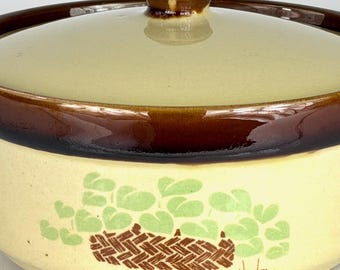 Casseruola vintage in gres di Nancy Lynn con coperchio - Decorazione a cestino di foglie con smalto marrone - Raro oggetto d'arredo retrò anni '70 per la cucina.