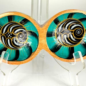 Bol de madera para aperitivos de mediados de siglo en color verde azulado y dorado / Estudio de estilo Dark Academia / Plato de arte popular pintado a mano / Regalo vintage para anfitriona con gusto académico