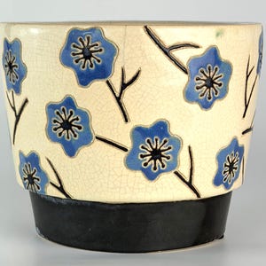 Maceta de cerámica vintage de Doan Potters, maceta de flores con esmalte craquelado floral azul, recipiente botánico de cerámica artística en crema y azul.