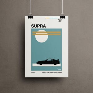 Könnte beinhalten: Poster mit einer schwarzen Silhouette eines Toyota Supra-Autos vor einem türkisblauen Hintergrund mit einem weißen Kreis und goldenen Linien. Das Wort "SUPRA" steht oben, mit dem Toyota-Logo.