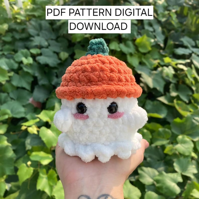 K&ouml;nnte beinhalten: Ein wei&szlig;er geh&auml;kelter Geist, der einen orangefarbenen geh&auml;kelten K&uuml;rbis-Hut mit gr&uuml;nem Stiel tr&auml;gt.  PDF PATTERN DIGITAL DOWNLOAD.
