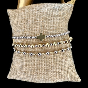 Conjunto de pulseiras de contas em metais mistos, banhadas a ouro e prata.