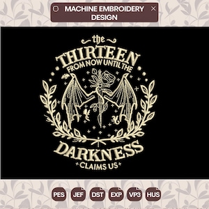 Può includere: Design per ricamo a macchina su tessuto nero. Il design presenta il testo "the THIRTEEN FROM NOW UNTIL THE DARKNESS +CLAIMS US+" in una disposizione circolare. Un'immagine centrale include una rosa, una spada e ali stilizzate. Il design è di colore oro chiaro.