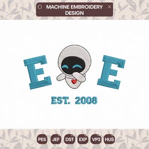 Puede incluir: Diseño de bordado a máquina con un personaje de robot blanco con un corazón rojo, rodeado de las letras "E" y "E" en azul, con el texto "EST. 2008" debajo. El diseño está disponible en los formatos PES, JEF, DST, EXP, VP3 y HUS.