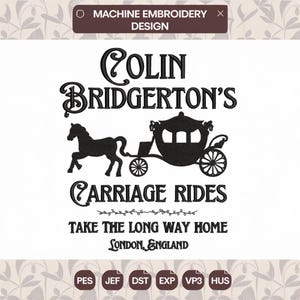 Könnte beinhalten: Schwarzes und weißes Stickdesign mit einer Kutsche, die von einem Pferd gezogen wird, mit dem Text "Colin Bridgerton's Carriage Rides Take the Long Way Home London, England".