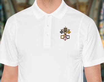 Op de afbeelding: Wit poloshirt met een klein embleem op de linkerborst. Het embleem heeft een gedetailleerd ontwerp met gouden, rode en blauwe accenten. Het shirt heeft een klassieke kraag en een knoopsluiting.