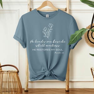 Er führt mich neben Stillwasser Shirt, christliche Frauen T-Shirt, Psalm 23 Bibel Vers Shirt, katholische Frauen T-Shirt, christliche Schrift Geschenke