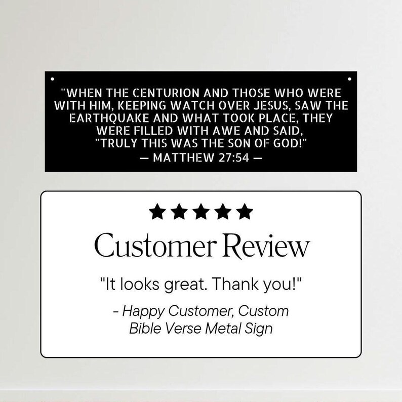 Op de afbeelding: Zwart metalen bord met een bijbelvers uit Matthe&uuml;s 27:54. Daaronder toont een wit bord een klantbeoordeling: "It looks great. Thank you!" Het bord is van "Happy Customer, Custom Bible Verse Metal Sign".