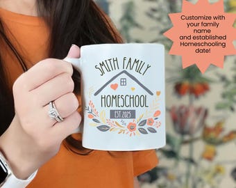 Taza personalizada para mamás que educan en casa, taza con el nombre de la familia que educa en casa, regalo personalizado para la educación en casa, taza de café para mamás que educan en casa, regalo de regreso a clases