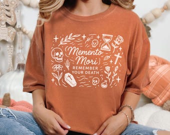 Camiseta Memento Mori: Camiseta católica del Día de los Fieles Difuntos dibujada a mano