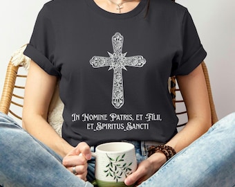 Camiseta católica latina, camiseta In Nomine Patris, camiseta con cruz cristiana, regalo religioso para mujeres, ropa de fe católica, regalos católicos
