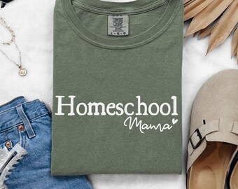 Camiseta "Mamãe que Ensina em Casa", Camiseta Comfort Colors® para Educação Domiciliar, Camiseta Minimalista para Mães que Ensinam em Casa, Presente para Mães que Ensinam em Casa