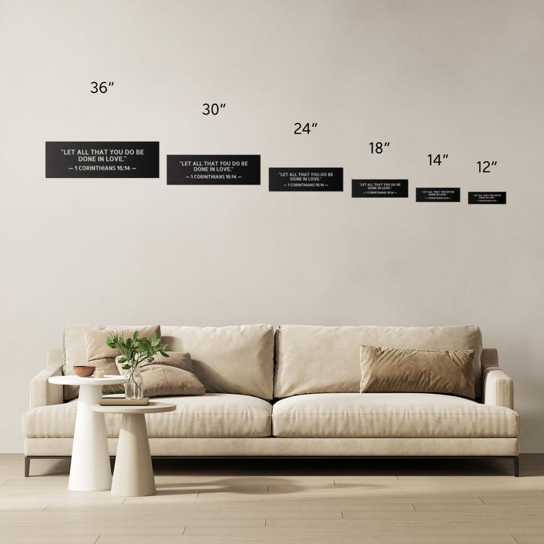Op de afbeelding: Zwarte rechthoekige wandkunst met de tekst "LET ALL THAT YOU DO BE DONE IN LOVE - 1 CORINTHIANS 16:14 -" in het wit. Beschikbaar in maten van 91 cm tot 30 cm. Geschikt voor woonkamerdecoratie.