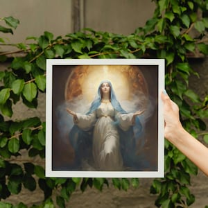 Puede incluir: Una pintura enmarcada de una mujer con una túnica azul y blanca con un halo de luz alrededor de su cabeza. Ella está de pie con los brazos extendidos, rodeada de nubes y un fondo dorado.