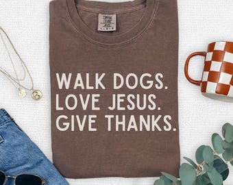 Camiseta cristiana para mamás perrunas, camiseta "Pasea a los perros, ama a Jesús", camiseta para amantes de los perros con fe, regalo religioso para mamás perrunas, camiseta cristiana para amantes de los animales.