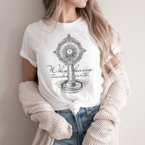 Maglietta eucaristia cattolica, maglietta unisex a maniche corte When Heaven Touches Earth, maglietta della Santa Eucaristia, cresima cattolica, regalo RCIA